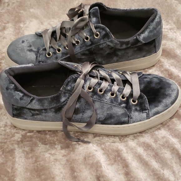 Sneakers - Picture 2 of 8